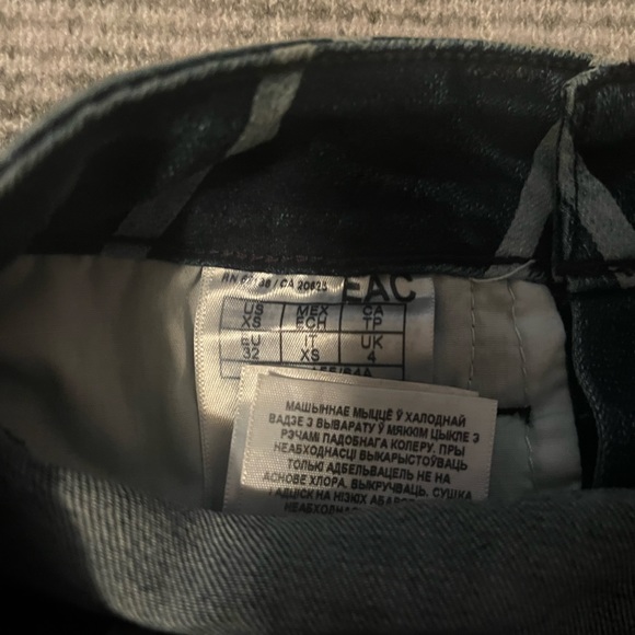 Guess- denim mini skirt- size xs - Picture 4 of 5